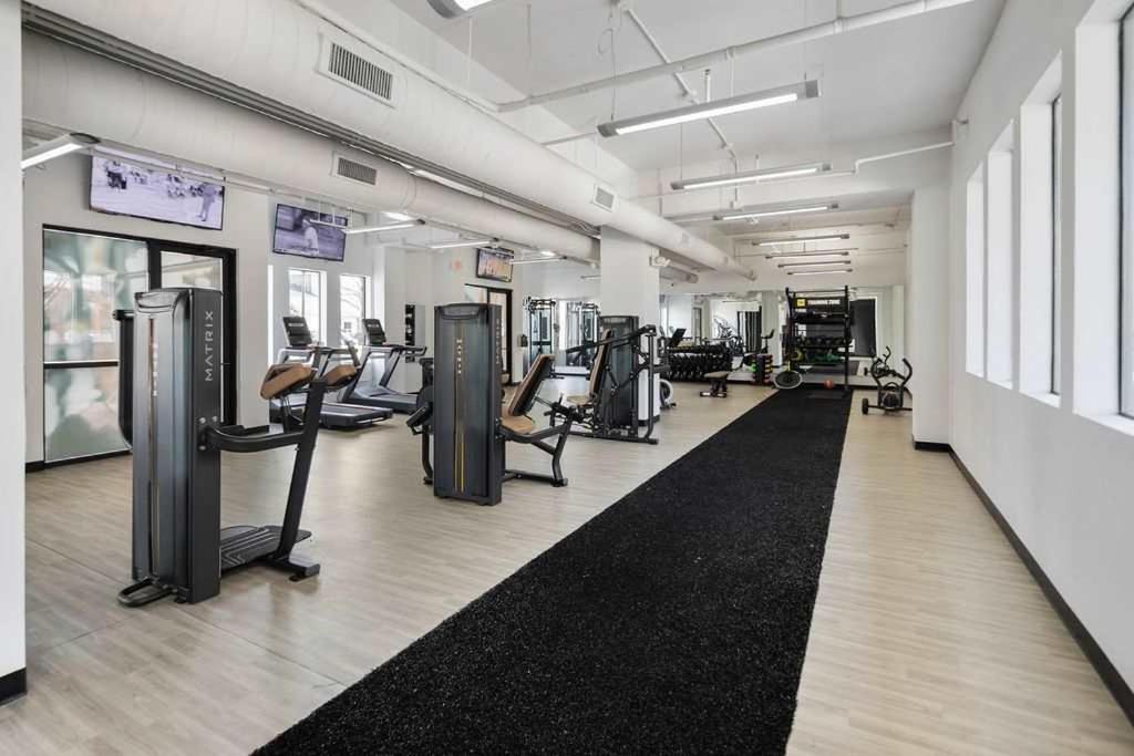 Uptown 1st Ward Corner Unit Superior 2bd *