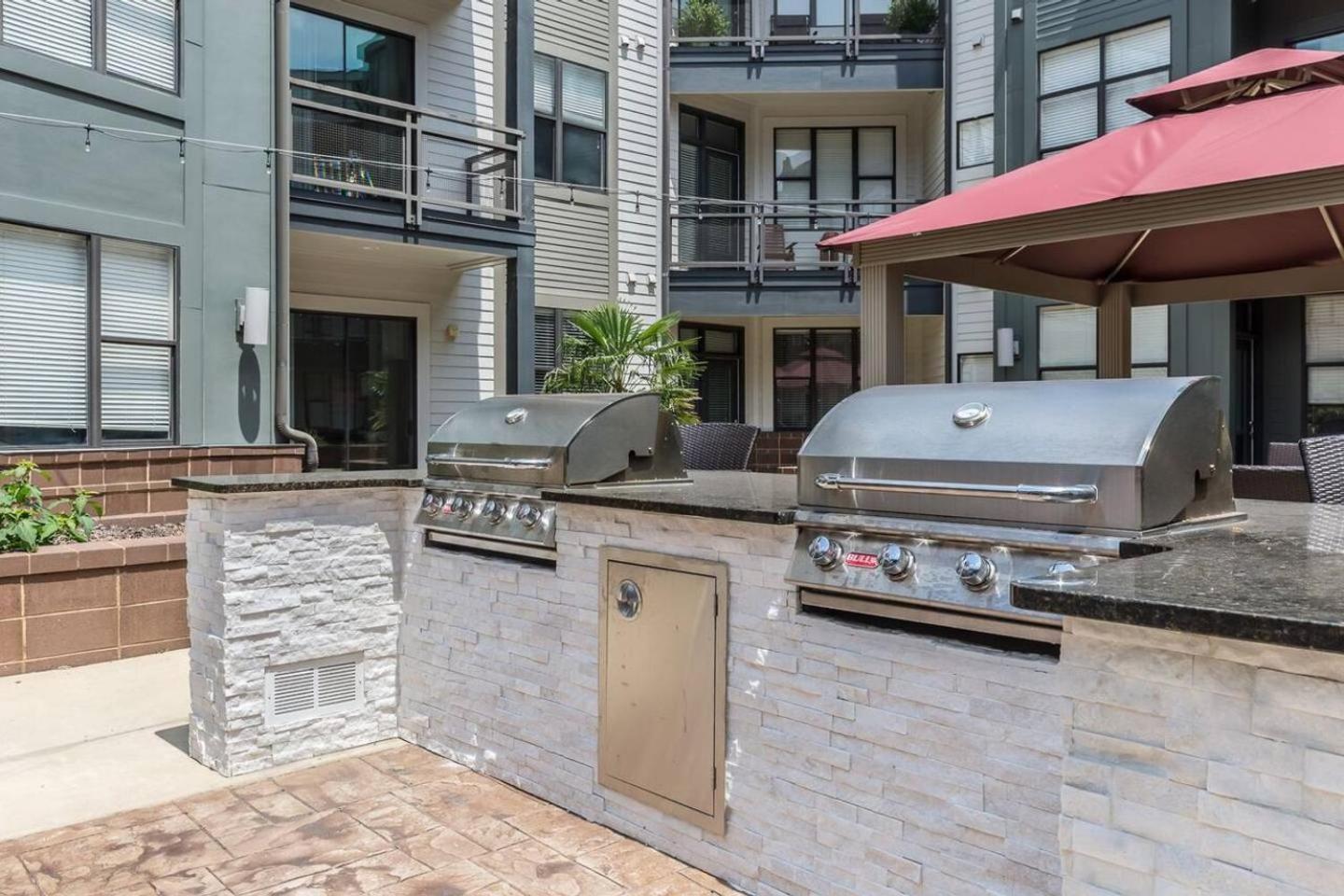 Uptown 1st Ward Corner Unit Superior 2bd Apartment
