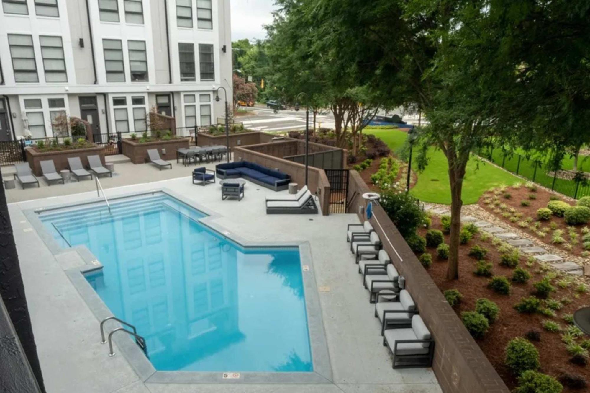Uptown 1st Ward Corner Unit Superior 2bd Apartment