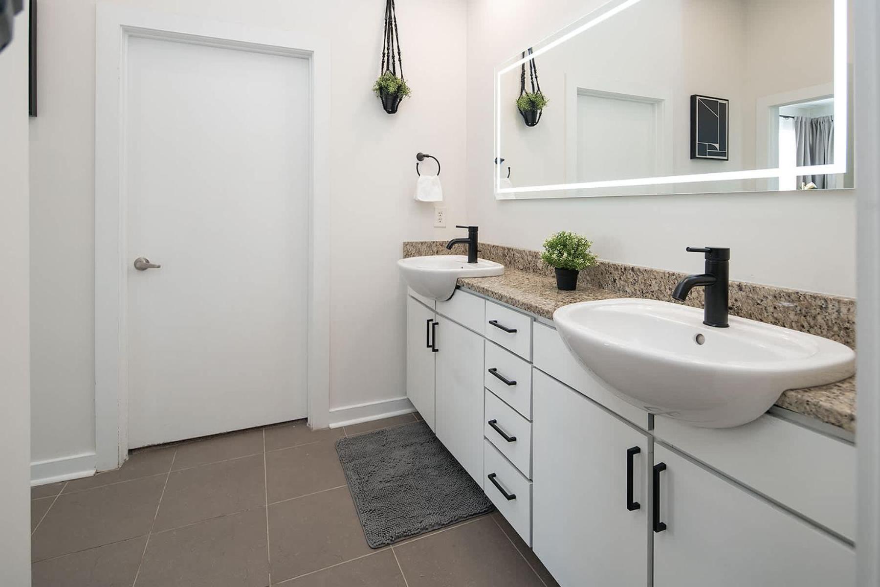 Uptown 1st Ward Corner Unit Superior 2bd Apartment