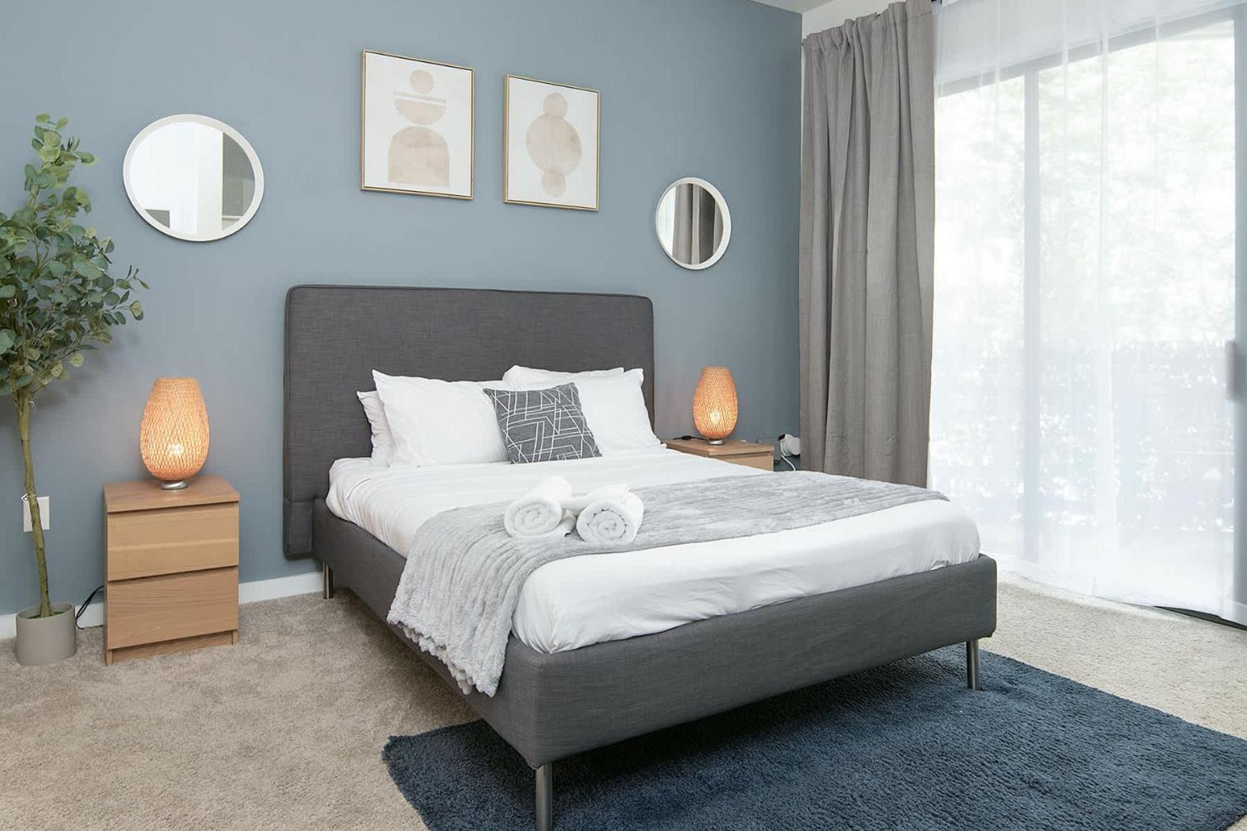 Uptown 1st Ward Corner Unit Superior 2bd *
