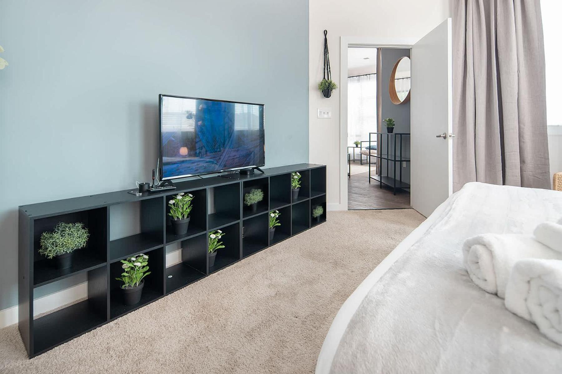 Uptown 1st Ward Corner Unit Superior 2bd