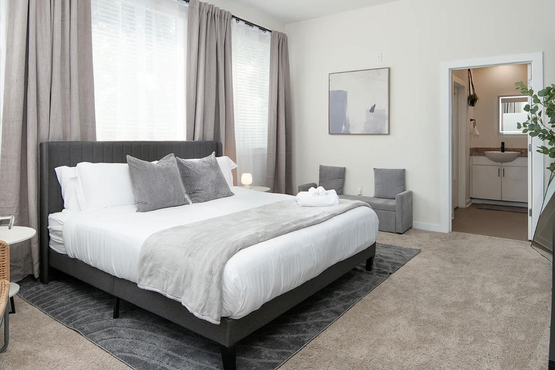 Apartment Uptown 1st Ward Corner Unit Superior 2bd